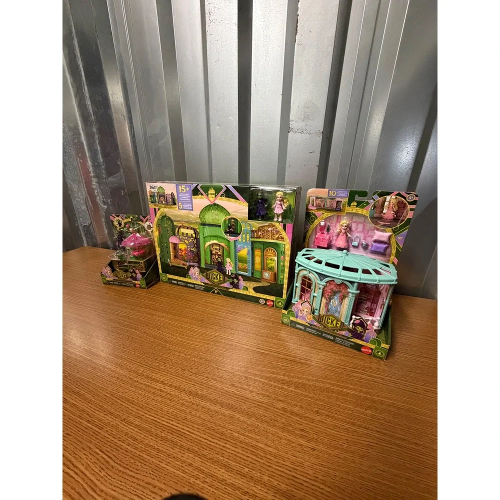 Wicked Movie Emerald City Shiz University Bedroom & Flower Cart Playset Lot